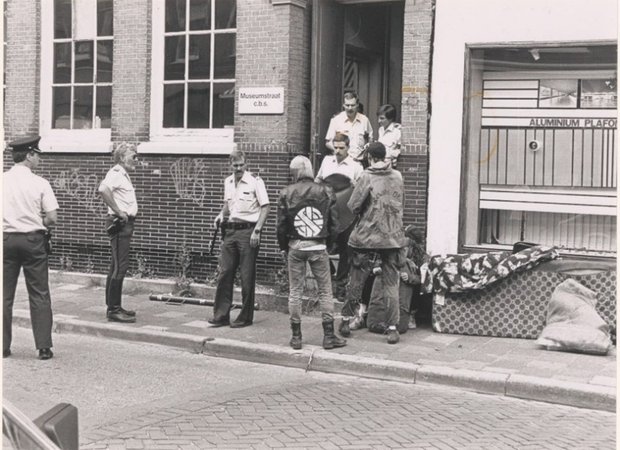 De politie beëindigt de bezetting door krakers van een pand aan de Vrieseweg