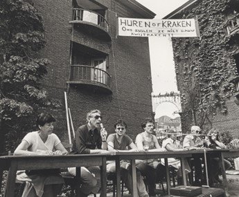 Bijeenkomst van krakers in de tuin van Huize Rozenhof aan de Van Strijsingel