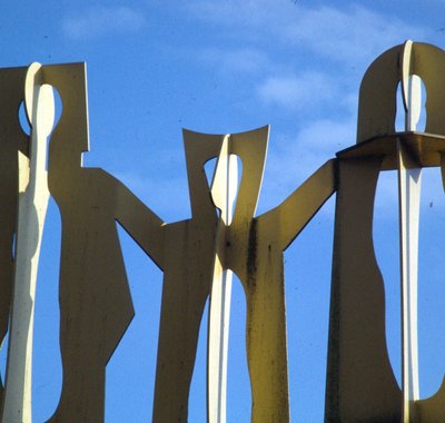 Gedeelte van het door Piet Kraus en Cor van Gulik ontworpen schapenkoppenmonument