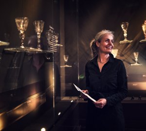 vrouw in museum bij glazen